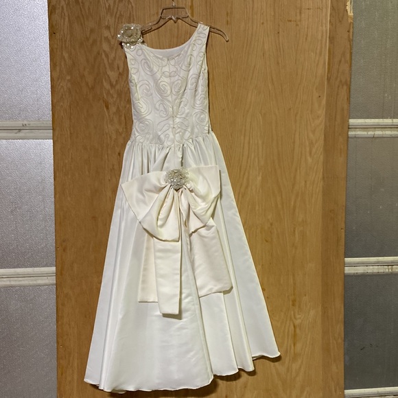 Macis- Beautiful ivory formal. - Picture 5 of 7